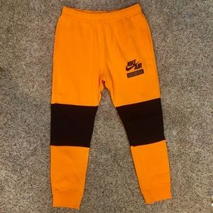 NIKE SPORTSWEAR ORANGE SWEATPANTS NWT